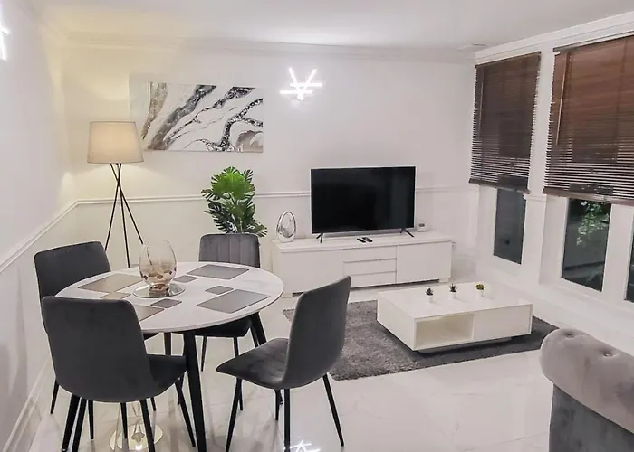 Stunning 2 Bedroom Apartment In Canary Wharf