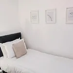 Stunning 2 Bedroom Apartment In Canary Wharf