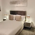 Stunning 2 Bedroom Apartment In Canary Wharf